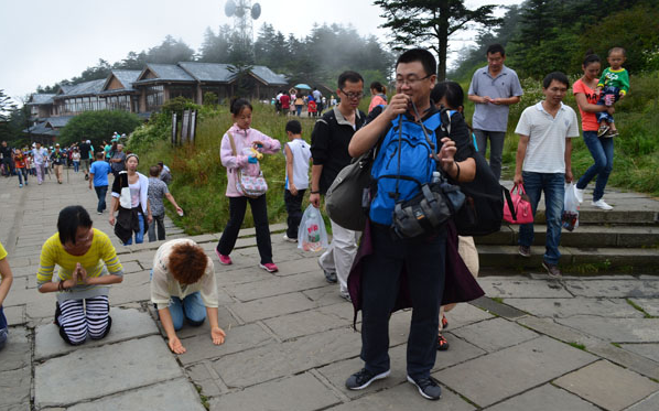 李护法身背数包，有如沙僧