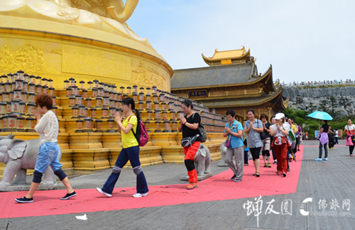 峨眉金顶 三步一拜后共绕十面普贤（峨眉山朝圣2013.9）