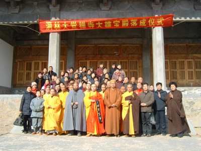 参加法会的法师及居士们合影留念