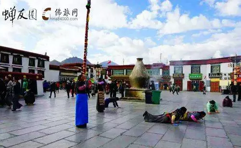 大昭寺广场绕佛与拜佛的虔诚身影（蝉友圈2012年西藏朝圣）