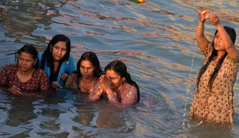 印度朝圣：在印度恒河圣浴 感受生死轮回的从容