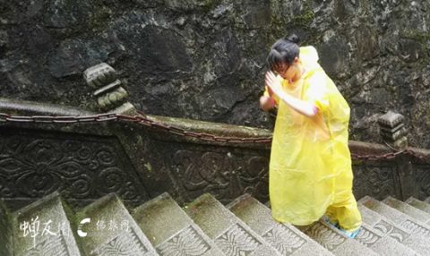 三步一拜朝天台 不辞风雨为地藏 — 6.23九华山朝圣记