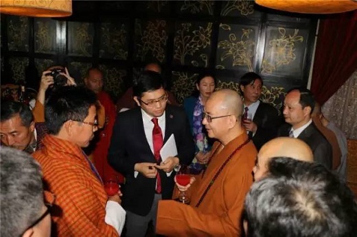 不丹外交大臣丹曲·多吉先生专程来到晚宴现场与学诚会长交流