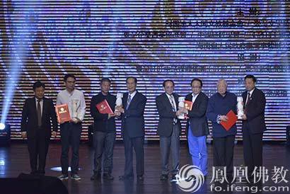 洛夫(右二)、雨弦(右四)、雷平阳(右六)、雁西(左二)四位诗人，荣获2016两岸诗会桂冠诗人奖。
