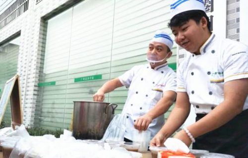 浓浓腊八粥 情意暖人心 广州素食学校腊八节爱心奉粥