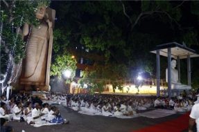 斯里兰卡总理亲自诵经，举国上下为中国祈福！