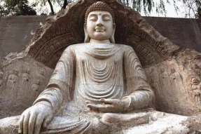 为什么佛菩萨的塑像都是半闭着眼？