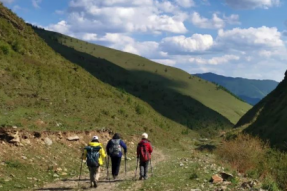 免费赠送“素食佛旅领队班“、“佛教胜地云游学班”各1000个名额，蝉友圈佛旅网供养两岸四地以及东南亚、北美、澳洲、欧洲等地寺院