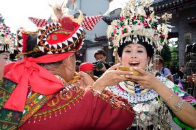 凤凰古城风俗：拦门酒 -蝉友圈 佛旅网 佛教旅游 佛教圣地 佛旅领队 佛教导游