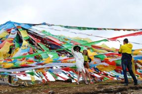 西藏线路： 五彩经幡下的米拉山口 佛旅网 佛教旅游 佛教圣地 佛旅领队 佛教导游