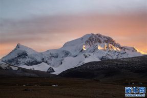 西藏线路： 夕阳下的希夏邦马峰（图） 佛旅网 佛教旅游 佛教圣地 佛旅领队 佛教导游