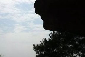 冷坑六祖岩酷似人的侧面头部，在怀集一时引为佳话！